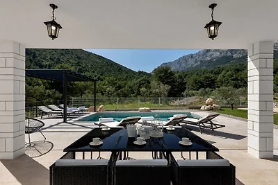 Blue Stone mit Pool und Garten