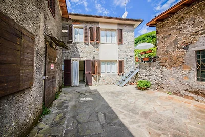 Casa toscana costruita sulla collina