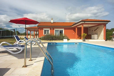 Villa con piscina a 1 km dalla spiaggia