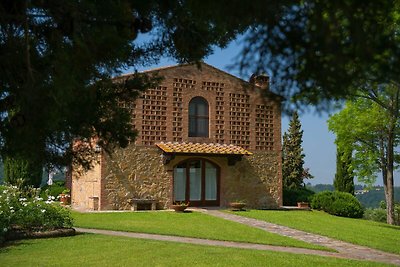 Appartamento in casa colonica, giardino e...