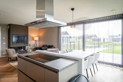 Üppige Villa mit Innenpool in Meeresnähe