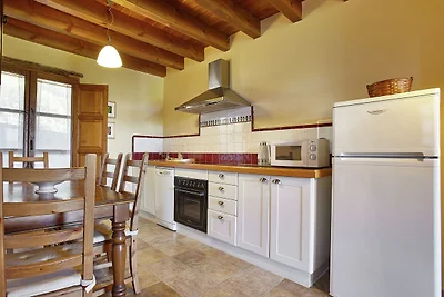 Spazioso cottage a Nava con piscina