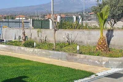 Camera con cucina e giardino con vista...