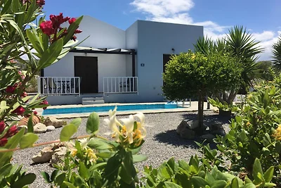 Villa con piscina e ombrellone a Kirianna