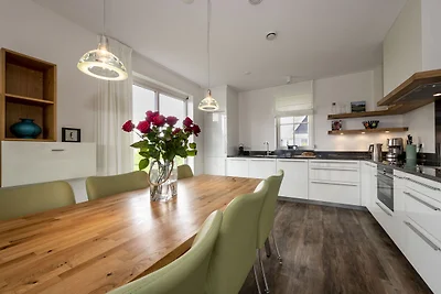 Chic Villa mit einem Kamin in Tjekemeer