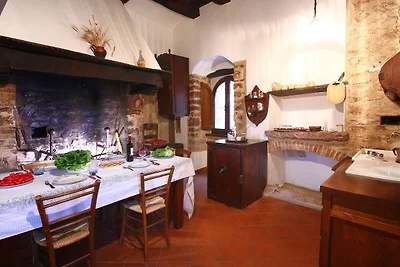 Castello in stile medievale con piscina in...