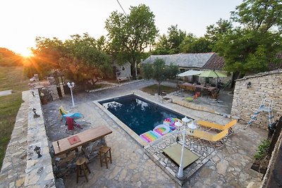Charmantes Ferienhaus in Bukovic mit Pool
