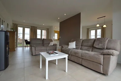 Geräumiges Ferienhaus in Sint-Amands mit...