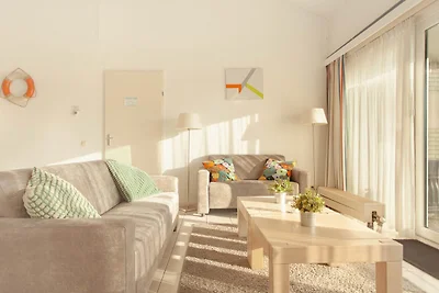Freistehende Villa am Wasser mit Garten