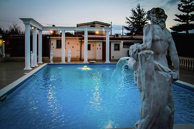 Moderne Villa mit eigenem Pool in Anzio...