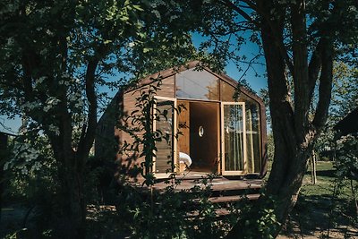Schöne Hütte aus Pappe in einem Ferienpark im...