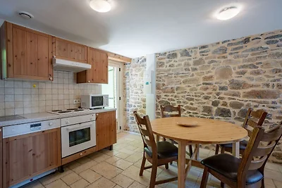Cottage attorno alla piscina in una villetta
