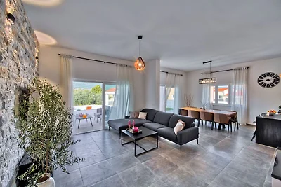 Villa con piscina privata e giardino