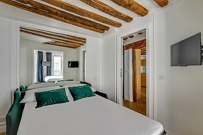 2BDR/5P appartement au centre de Paris in dow...