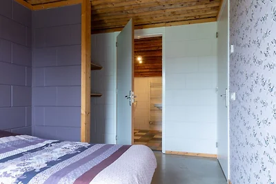 Bungalow mit dekorativem Kamin auf dem...