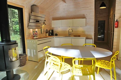 Chalet moderno situato nel bosco