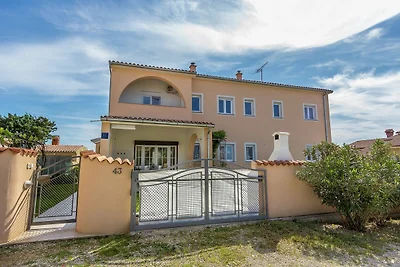 Wohnung in Vinkuran mit Garten