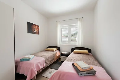 Simplistic Apartment in Neviđane mit Balkon