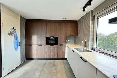 Deluxe-Bungalow am Wasser mit Steg