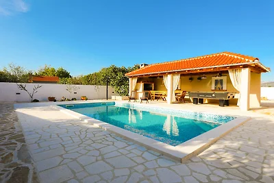 Villa a Pridraga con piscina e cinque persone