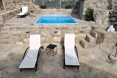 Casa in pietra a Brotnice con vasca...