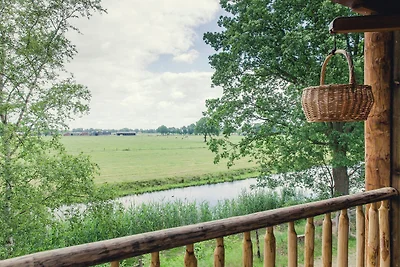 Schönes Baumhaus aus Holz mit Terrasse