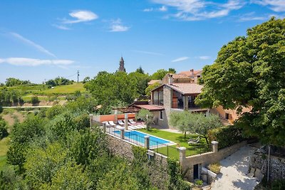 Ferienhaus mit Pool für 7 Personen in einer k...