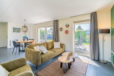 Geschmackvoll eingerichteter freistehender...