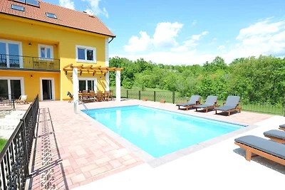 Luxuriöse Villa in Tijarica mit privatem Pool