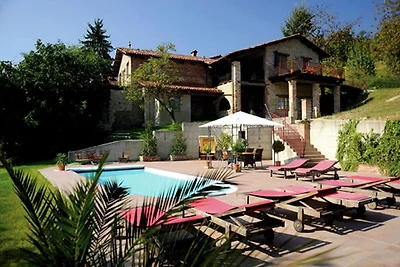 Ampio palazzo con piscina a Bastia Mondovì