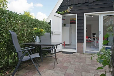 Modernes Haus in Krabbendam an der niederländ...