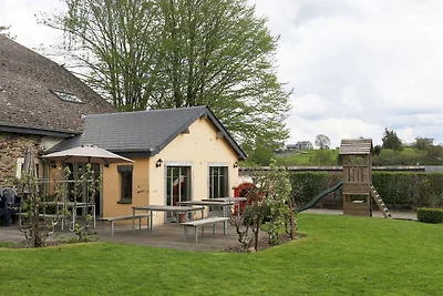 Geräumiges Bauernhaus in Gouvy mit Hallenbad