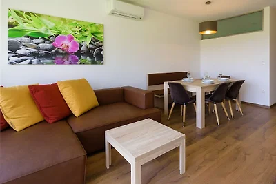 Modernes Apartment mit Swimmingpool