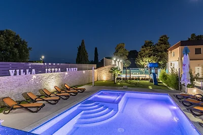 Villa a Pola con piscina