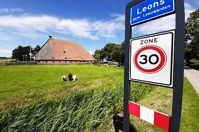 Fijne Friese familievilla aan het water