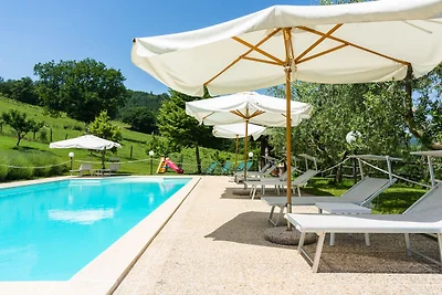 Agriturismo in zona collinare con piscina