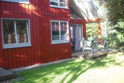 Holz-Ferienhaus im skandinavischen Stil mit...