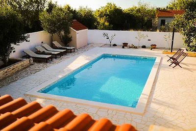 Villa a Pridraga con piscina e cinque persone