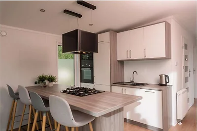 Modernes Ferienhaus mit hölzernem Whirlpool