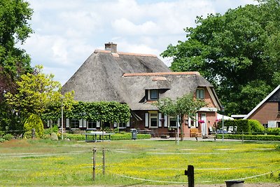 Gemütliches Bauernhaus mit dekorativem Kamin,...