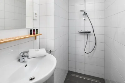Moderne Lodge am Wasser, im Grünen gelegen