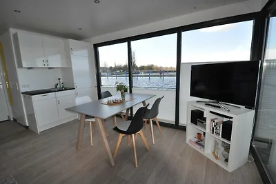 Hausboot im Hafen in Ribnitz-Damgarten