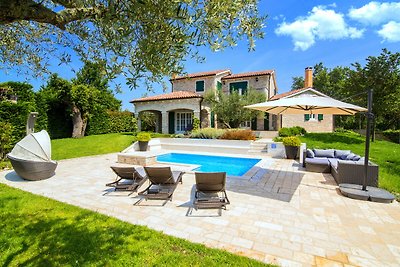 Luxuriöse Villa in Banki mit Swimmingpool