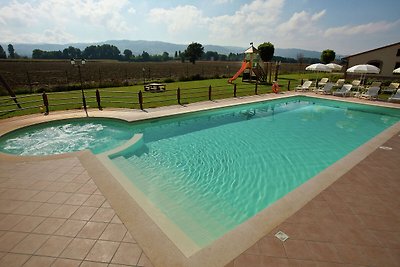 Villa moderna a Cannara con piscina
