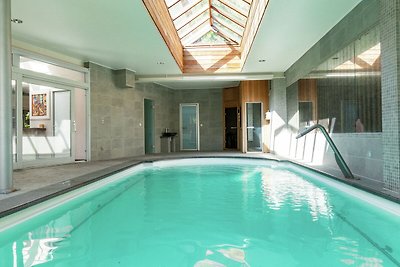 Luxuriöse Villa mit Pool und Sauna in Gehweit...
