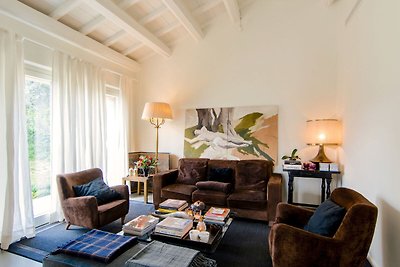 Luxuriöse Villa mit Swimmingpool in Ostra...