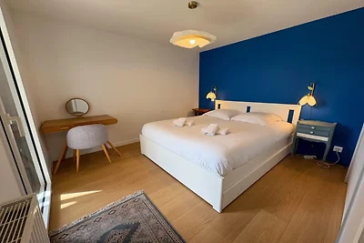 Moderne woning aan de kust met schilderachtig...