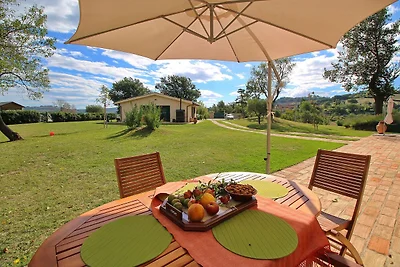 Agriturismo con piscina a Montelabbate