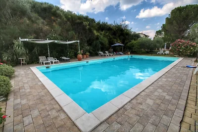 Attraente appartamento con piscina