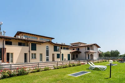 Appartamento panoramico a Salò con piscina